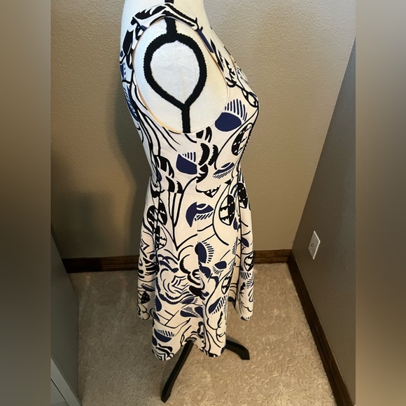 Anthropologie Vanessa Virginia Ink Set Bloom Fit &
Flare Dress Size 2 - Picture 3 of 9